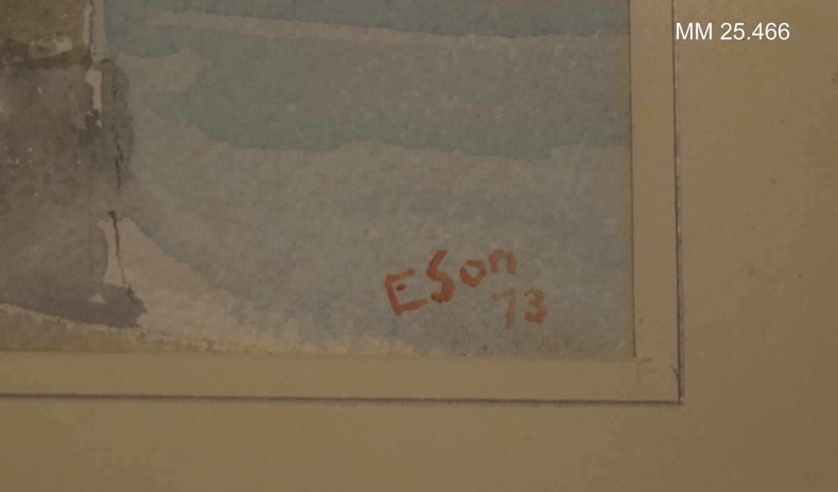 I förgrunden står syns en kanon som grävts ner stående för att fungera som pollare. Till vänster syns del av skrovhallen. Längst till höger ståtar en byggnadskran. Konstverket signerat i nedre högra hörnet med "ESon 73". Konstnär är Erik Svensson som var ingenjör på Karlskronavarvet. Akvarellen inramad bakom glas med passepartout. Ramen tunn i guld med kanter som lutar mot motivet.