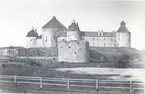 Kalmar slott från Danska kullarna. Bilden är tagen 1856 och visar ett förfallet slott. Postjern saknar tak och Kuretornet är betydligt lägre än efter 1880-talets renoveringar. Till vänster i bild anar man att vallgraven var uttorkad.