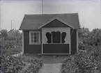 En stuga vid Kalmar södra koloniområde, fotograferad omkring 1930. Kalmar södra koloniförening grundades 1917 och har idag 105 kolonilotter. Området ligger strax söder om länssjukhuset i Kalmar med huvudingång från Stensbergsvägen.