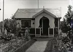 En stuga vid Kalmar södra koloniområde, fotograferad omkring 1930. Kalmar södra koloniförening grundades 1917 och har idag 105 kolonilotter. Området ligger strax söder om länssjukhuset i Kalmar med huvudingång från Stensbergsvägen.