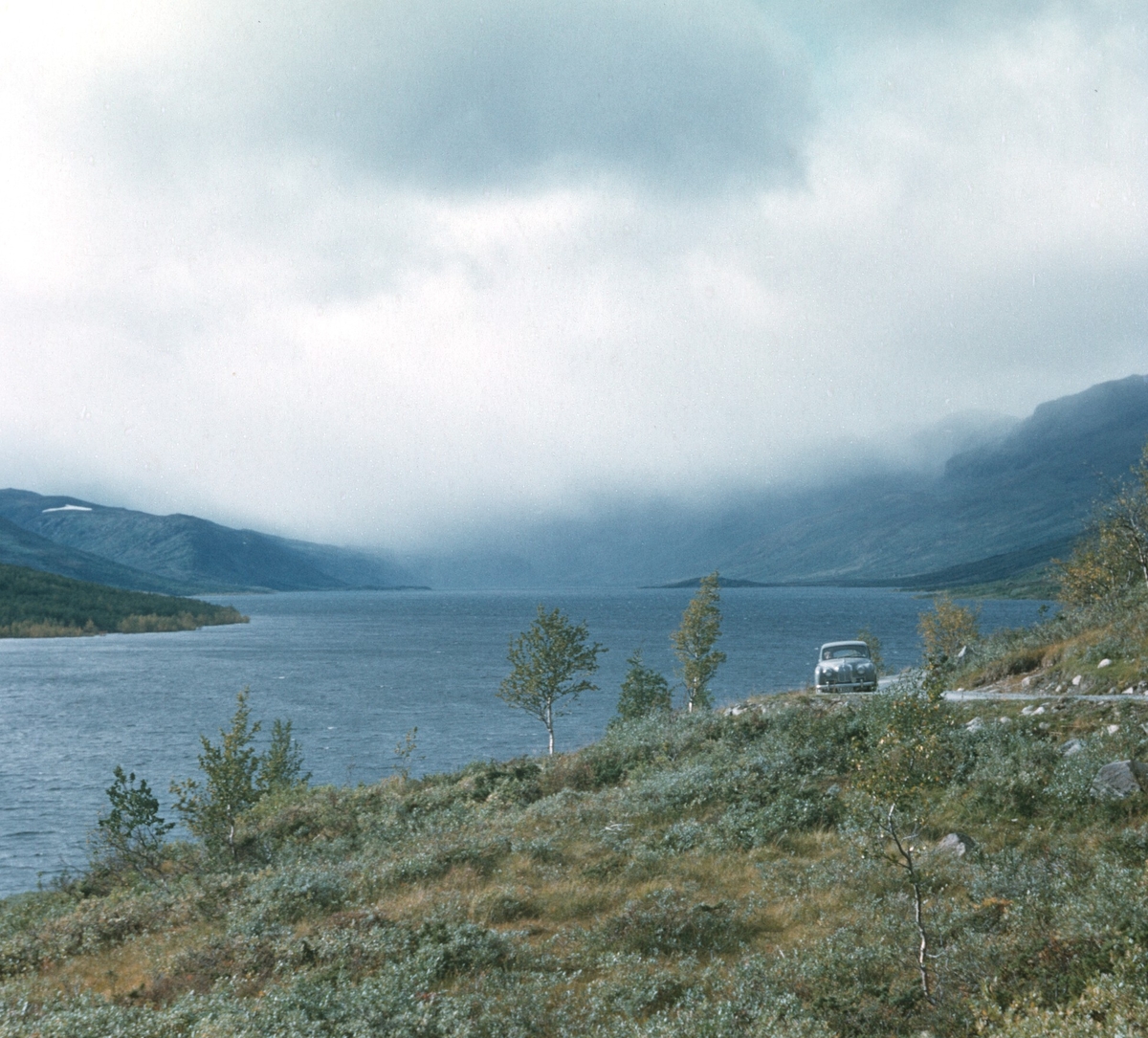 Strandavatn frå øst. Bilen A-60535 Austin 1953 modell til Torbjørn Pedersen.
bilde er tatt av Thorbjørn Pedersen.