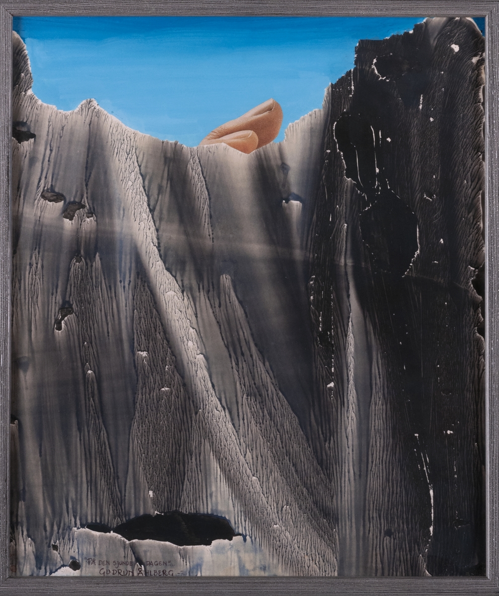 Kollage, gouache och dekalkomani av Gudrun Åhlberg, 1974. Originalram av trä, blågrå.
Tekniken dekalkomani innebär att konstnären stryker färg på en glasskivas kant 
och drar skivan med korta intervaller över pappret.