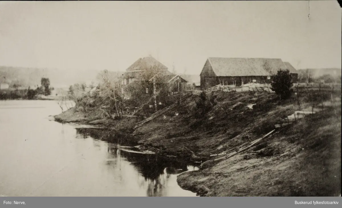 Bilthuggertangen som lå der Randselva renner ut i Begnaelv og danner Storelva som renner gjennom Hønefoss ned til Tyrifjorden.
Huset ble bygget acv Christopher Ridder og var det første versjonen av Riddergården, bygget ble senerer ombygd i sveitserstil. Huset rommet Glatved Hotel, en gedigen bygning som brant i 1942. Bilder er fra før 1872 da det ble ombygd.