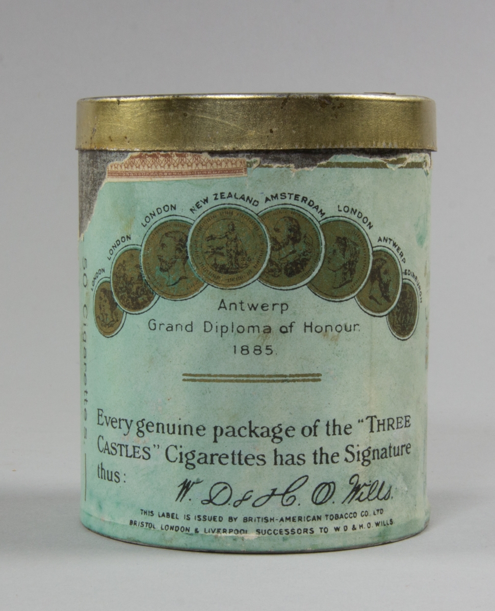 Burk, cylindrisk, av plåt med plant avtagbart lock. Präglad text på locket. Runt burken påklistrad pappersetikett. Burkens insida pappfodrad. Burken innehåller fem cigaretter.