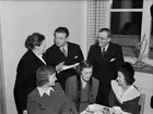 Läraren Anna Schenström diskuterar med kapellmästare George Reiss,  rektor Einar Åslund, Wilma Eriksson, Elsa Lundin och Svea Lundin på föräldramöte i Högre Folkskolan