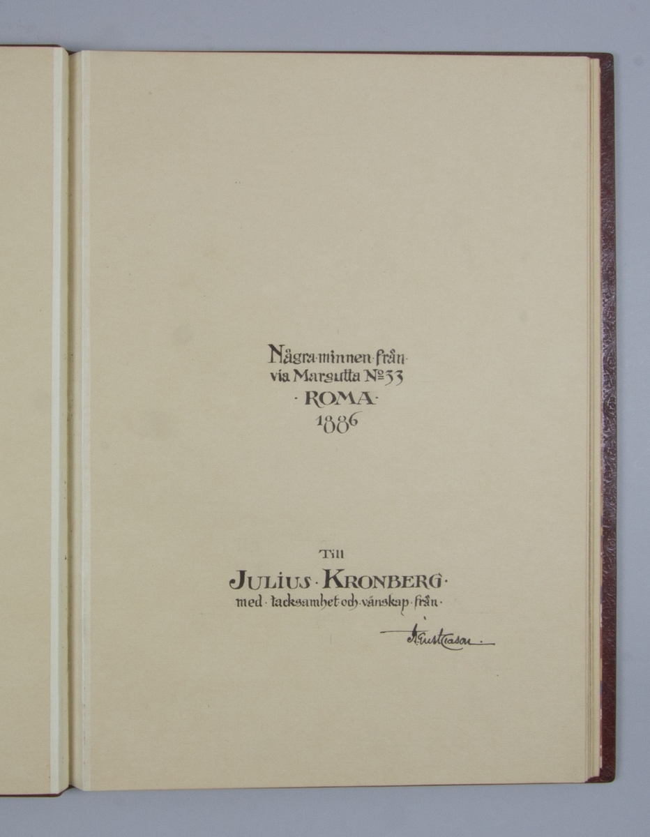 Hyllningsadress till Julius Kronberg från I G Clason. Inbunden i präglat skinnband, Inlaga med två teckningar och två akvareller med motiv från Kronbergs ateljé i Rom av Clason insatta i passepartouter. Adressen ligger i en kassett av papp.