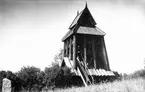 Klockstapel från 1600-talet vid Trönö kyrka.