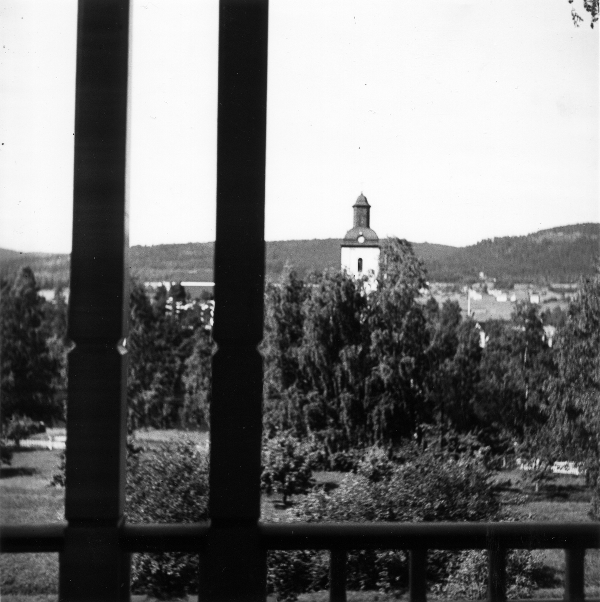 Kyrkan i Järvsö sedd från Stene gård.