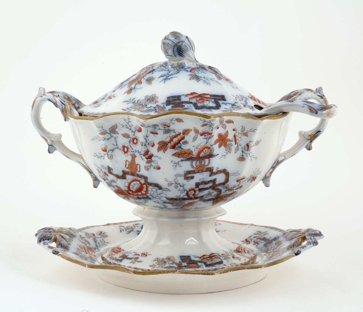 Suppeterrin med lokk, fat og øse.