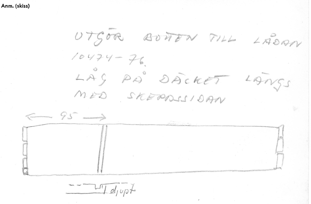 Fragment till en rektangulär bräda med väl bevarade laxstjärt stycken på ena ände. En avbruten sink på den andra ände. 2 spikhål med huvudspår längs en långkant.
det Original föremålet var dubbelt längd - avbruten längs sinket. Avbrytningar och kraftig vittring på långkanter.