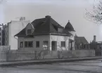 Huvudbyggnaden på Rostads skolträdgårdsanläggning.