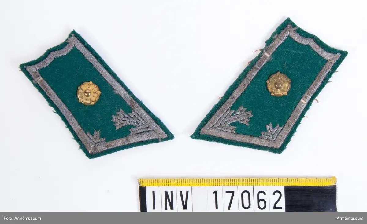 Grupp M V.
Gradbeteckning, finsk, påsatt svensk uniform 1939.
Ur en grupp föremål tillhöriga kapten Malte Eriksson, sårad i Finland höstvintern 1942.
Gåva från föreningen Svenska Finlandsfrivilliga.