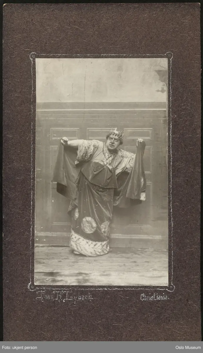 portrett, mann, skuespillere, rollebilde, Nero i "Quo Vadis" på Fahlstrøms Theater, stående helfigur, kostyme