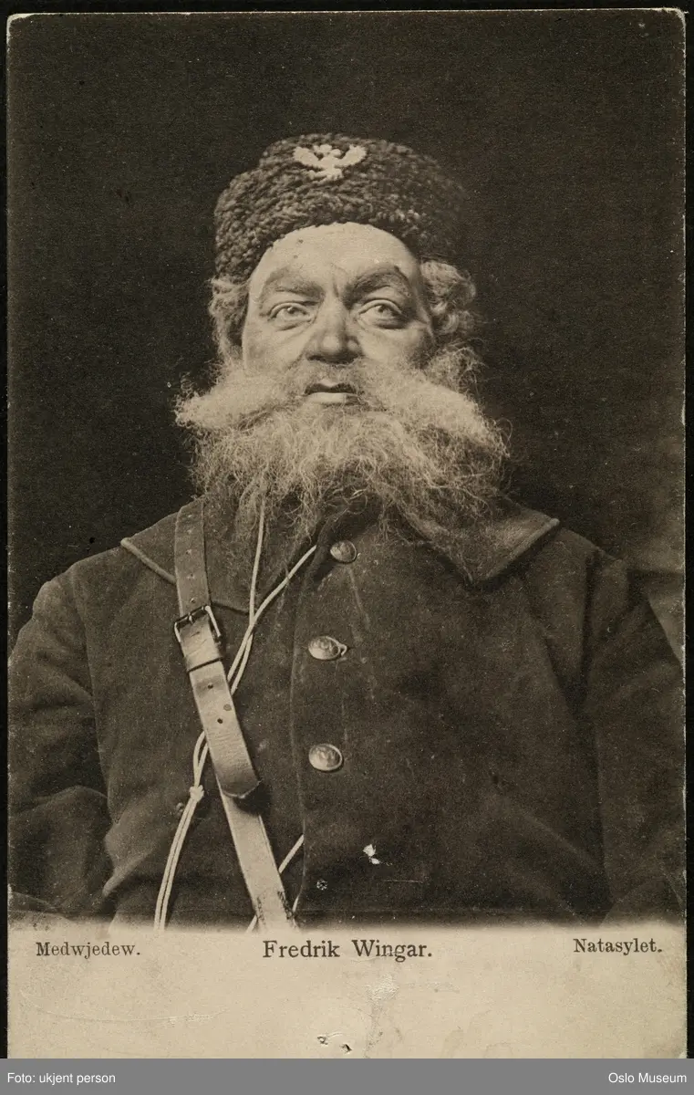portrett, mann, skuespiller, rollebilde, Medwjedew i "Nattasylet" på Fahlstrøms Theater, brystbilde, kostyme
