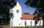 Långlöts kyrka är en kyrkobyggnad i Växjö stift. Den är församlingskyrka i Gärdslösa, Långlöt och Runstens församling.

Den ursprungliga klövsadelkyrkan tillkom i etapper under 1100-talet fram till mitten av 1200-talet. Under 1100-talet uppfördes en romansk absidkyrka som försågs med ett västtorn som byggdes i tre etapper. Den stora förändringen av kyrkan ägde rum under 1200-talets första och mittersta del. Byggmästaren Håkan Tanna som verkade på Öland och Gotland byggde om den till en försvarskyrka av klövsadeltyp. Allra först förhöjdes långhusets och korets murar. Senare slogs valv i kyrkorummet och en övervåning med skottgluggar tillkom. Kordelen byggdes om på höjden till ett östtorn. Genom denna ombyggnad blev kyrkan en klövsadelkyrka med den dubbla funktionen att vara gudstjänstrum och försvarsanläggning.

Nästa genomgripande ombyggnad genomfördes 1795-96 av Henrik Wermelin då kyrkan fick sitt nuvarande utseende. Västtornen med sina romanska ljudöppningar och sitt medeltida krön bevarades medan övriga delar av kyrkan med sina valv och sitt östtorn raserades. Till det kvarvarande västtornet fogades ett långhus med rakslutande kor av salkyrkotyp med höga fönster och trätunnvalv enligt tidens moderiktning. Sakristian byggdes 1855.

(Uppgifterna är hämtade från Wikipedia)