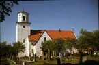 Gärdslösa kyrka är en kyrkobyggnad i Gärdslösa på Öland. Den är församlingskyrka i Gärdslösa, Långlöt och Runstens församling i Växjö stift.

Kyrkan brukar ses som Ölands bäst bevarade medeltidskyrka och var länge något av Ölands kyrkliga centrum. Prinsessan Margaretha och John Ambler gifte sig i Gärdslösa kyrka 1964. Under sommarmånaderna är kyrkan ett mycket populärt turistmål.

Kyrkan består av ett långhus, ett rakslutet kor av ungefär samma bredd i öster, två korsarmar som skjuter ut från långhusets västra del, sakristia vid korets norra sida samt ett torn i väster. Långhusets västparti och det något yngre tornet är från 1100-talet.

Kyrkan utvidgades vid mitten av 1200-talet med korsarmar med skulpterade portaler. Kryssvalven från omkring 1240 är slagna av den så kallade Gärdslösamästaren. Längre fram under 1200-talet byggdes ett nytt kor - med den originella trappgaveln - ett stycke öster om det gamla, vilket fick stå kvar tills långhuset under 1300-talets första hälft förlängdes och förenades med det nya koret. Något senare tillkom sakristian.

Förändringar som påverkat kyrkans yttre, som det nu ter sig, inskränker sig därefter i stort sett till upptagandet av rundbågiga fönsteröppningar och uppförandet av tornlanterninen 1845, fritt efter de uppgjorda ritningarna. Murarna är sedan 1957-58 års renovering slammade och vitkalkade, med undantag för norra korsarmen, vars färgskiftande murverk är blottat. Även interiören - med kalkmålningar från 1200-talet och senmedeltid på väggar och valv och skulpterade kolonnkapitäl och konsoler - är mycket välbevarad i sitt medeltida skick. Bland de eftermedeltida tillskotten interiört märks, vid sidan av inredning från 1600- och 1700-tal, korets kalkmålningar från 1642. Kyrkorummet domineras av den altaruppsats som, inspirerad av uppsatsen i Kalmar domkyrka, tillkom 1764-1766.

(Uppgifterna är hämtade från Wikipedia)