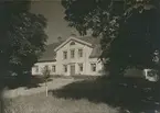Huvudbyggningen mot gården.