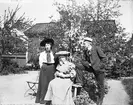 Lillstugan omkring 1905. Från höger: Birger Enlund, Gertrud Enlund, fröken Evy Olsson, sedan gift Hardin (?) i New York.