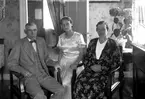 Rumsinteriör, familjegrupp 3 personer.
Samuel Larssons familj.
Från vänster : Samuel Larsson f.1879 d.1946, dottern Brita Larsson (gift Eriksson) f.1923 d.2000 och Anna Larsson f.1889 d.1974.