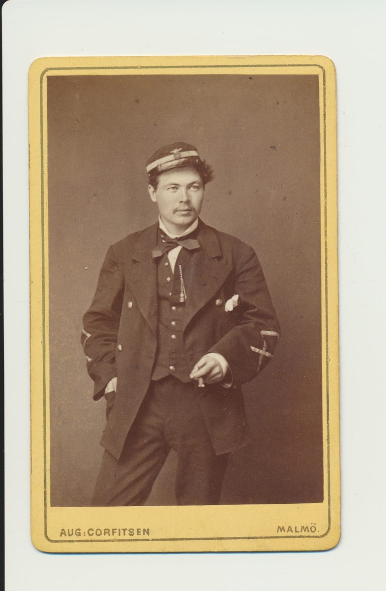 Porträtt av Nils Hjalmar Edvard Hanzon, postmästare i Trosa 1892-1899, i Mariefred 1899-1905 samt i Trelleborg 1905-1921.