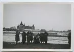Militärövning i Kalmar 1941. I bakgrunden ser man Kalmar slott. Namnen Ahlstrand, Nilsson och E L-l är antecknade på fotots baksida.