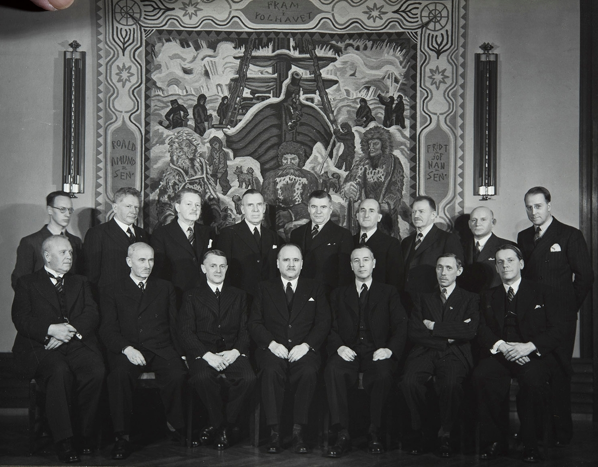 Den Norske Bankforenings 25-års jubileum, 10, desember 1940.
Sittende i første rekke, Banksjefene, Holst, Carl Nikolai Bugge,, Evensen, Sandberg, Torstenson, Henschien, A Weber Laumann. Stående, sekretær Andersen, direktør, Kofoed, Banksjefene Skirfors, Bjelland, Aas, Grøner, Forsgren, Aspen Jacobsen, direktør Thorsteinsen.