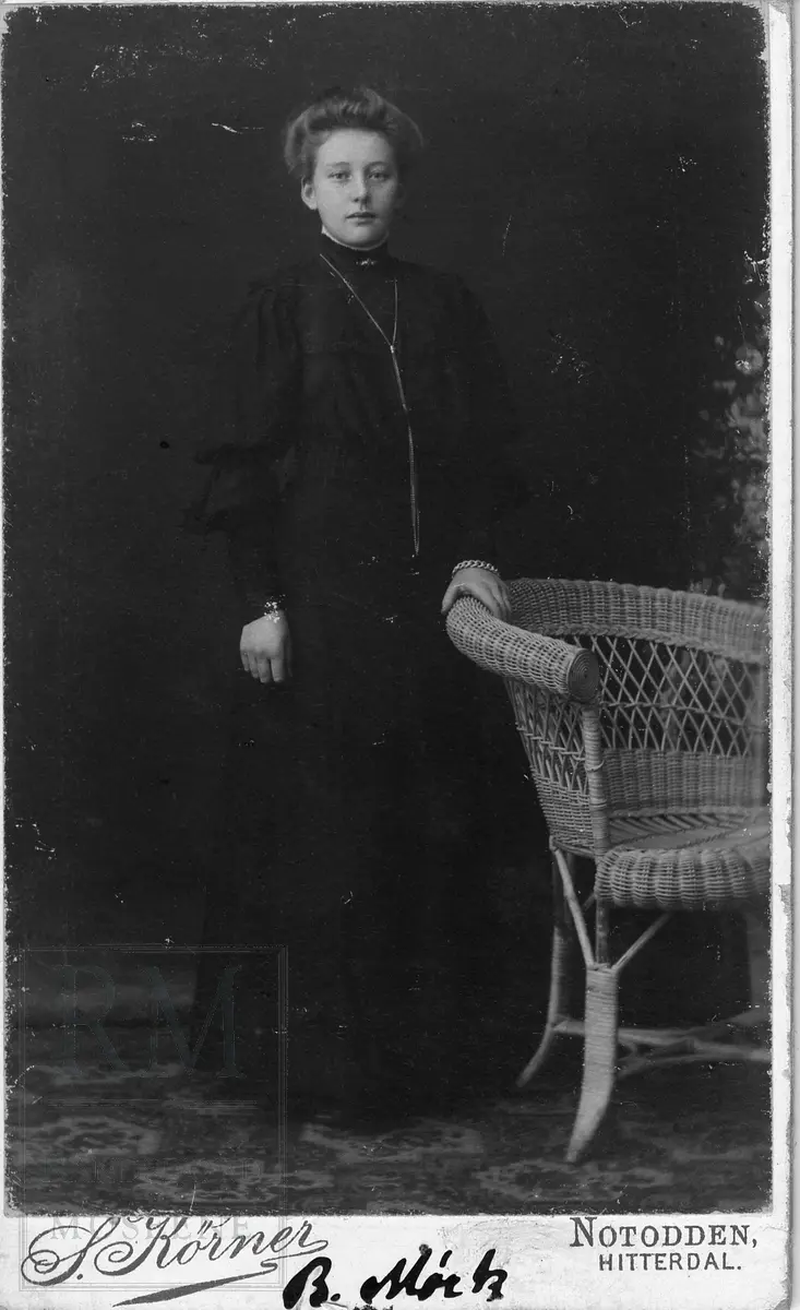 Portrett av kvinne i helfigur, B. Mørk