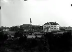 Köpings kyrka och ålderdomshemmet, 1911.
Fotograf E Sörman.