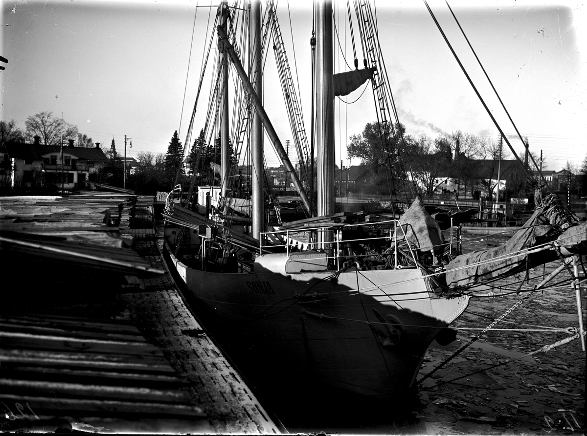 Lastning av virke i gamla hamnen.
Fotograf E Sörman.