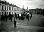 Första-maj demonstration på lilla torget 1922. Inristat på plåten står 