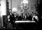 Gruppbild. Fam. Allard i sitt hem.
Fotograf E Sörman.