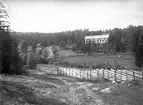 Skansen förmansbostad vid Kratte Masugn. Gården i bakgrunden och ladan till vänster är rivna och försvunna liksom den vackra gärdesgården i förgrunden. Vägen mot Åsmundhyttans västra fäbodar. Bilden finns med i Torsåkers Fotohistoriska Sällskap. Bild 3:2.