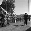 Gävleutställningen 1946 vid Gävletravet. Med fanor i täten mot utställningen