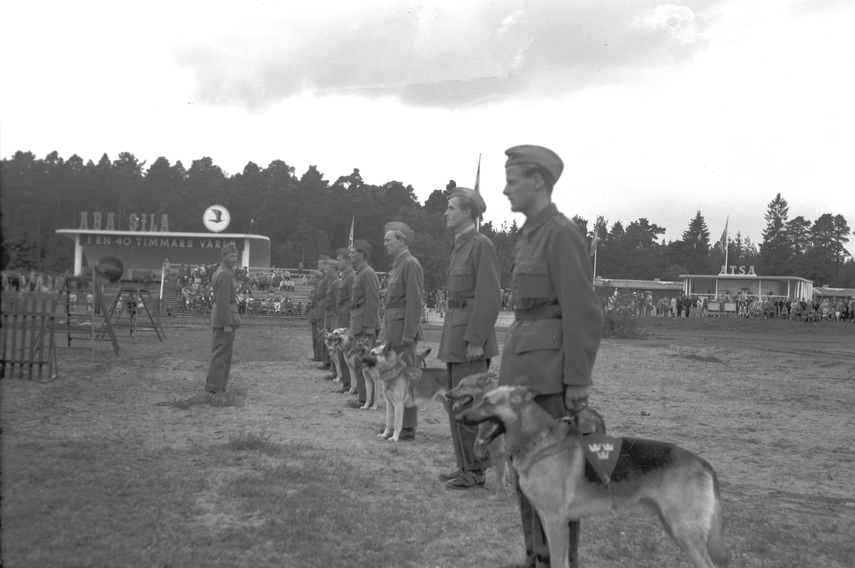 Gävleutställningen 1946
arrangerades 21 juni - 4 augusti. En utställning med anledning av Gävle stads 500-årsjubileum. På 350.000 kv.m. visade 530 utställare sina produkter. Utställningen besöktes av ca 760.000 personer.

Civilförsvaret
