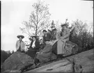 Utflykt, nr 2 sittande från höger är Gertrud Olsson och nedanför hennes fästman Carl Nordgren från Stockholm. Hanna Olsson längst till höger, Ingeborg Olsson, gift Malmberg, till vänster. Foto ca 1912.