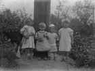 Längst till höger Karin och Ingrid Brundin med lekkamrater. Bilden kan vara från 1916-17.