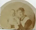 Elna Brundin med sin son Sören, född 1922.