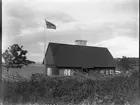 En sommarstuga hos en fiskare i Ytterharnäs som Elna och David Brundin hyrde när dom var nygifta, 1913-14.