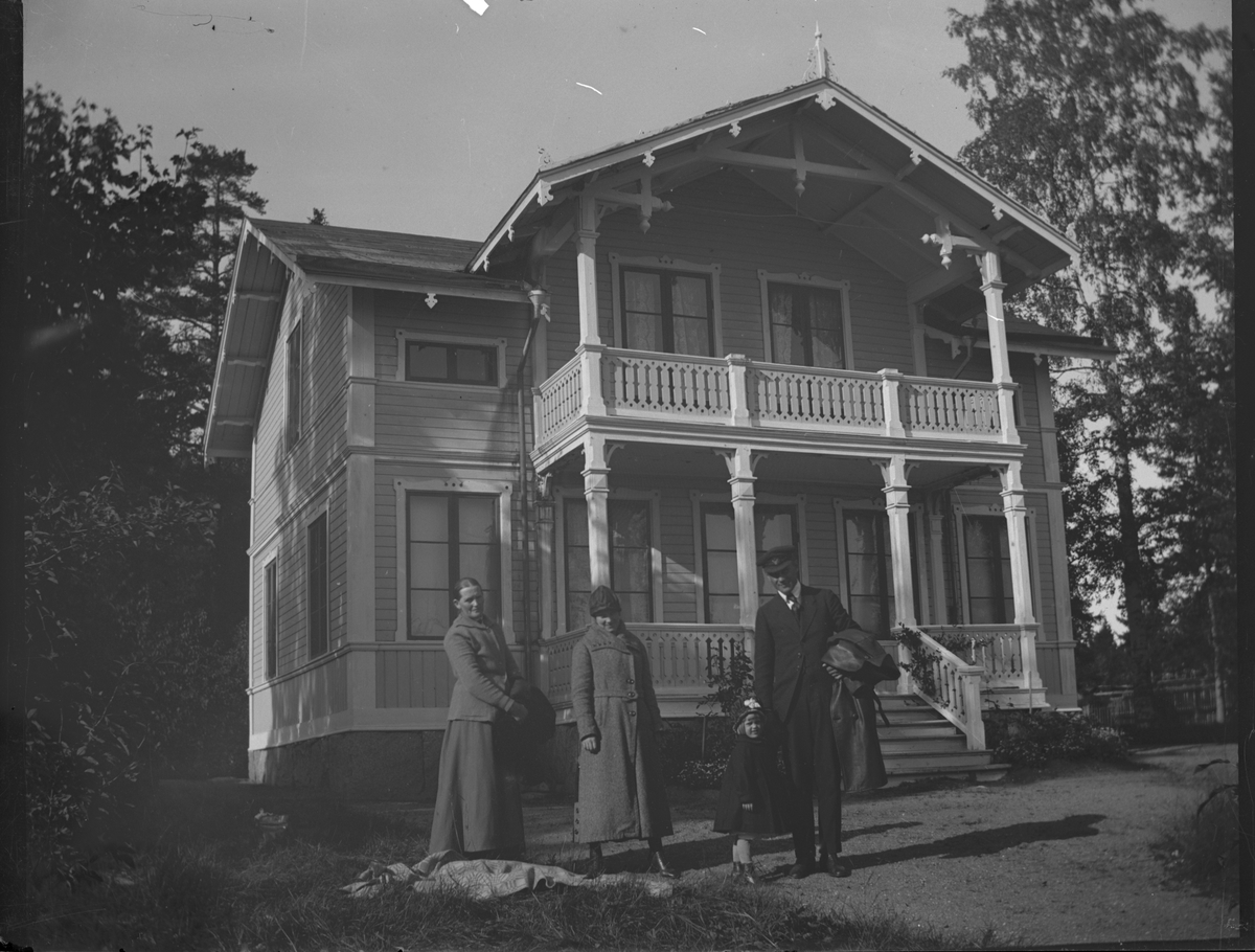 Elna Brundins far Lars Olsson byggde redan ca 1880 två sommarställen på Norrlandet. Det här är "Sjönäs", och längre ut efter kusten mot Engesbergshållet byggde han "Stensnäs" åt sin bror Axel. Här står Anna Larsdotter Olsson till vänster, troligen Elnas syster Hanna och lilla Eva står tillsammans med pappa David Brundin.