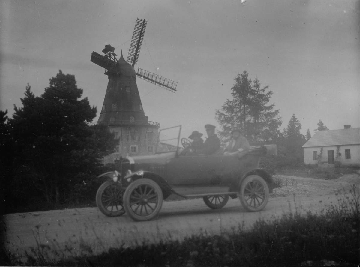 Carl Nordgrens gamla bil. Jämför bild nr EB 638.
Platsen är Visby. Kvarnen i bakgrunden Är Högan som brann ned på lucianatten 1976.