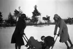 En bild från södra koloniträdgården, från vänster: hembiträdet Ester, Karin, Sören och Ingrid Brundin.