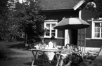 Elna Brundin den sista sommaren. Hennes mor Anna Larsdotter Olsson sitter till vänster om Elna och till höger om henne sitter Anna Larsson från Hemlinggrind. Längst till vänster Aina Brundin, hustru till Davids bror Ruben.
