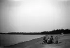 Vy från Rullsand. Sören Brundin i indiankostym, Ingrid Brundin, hembiträdet Gertrud och Eva Brundin.