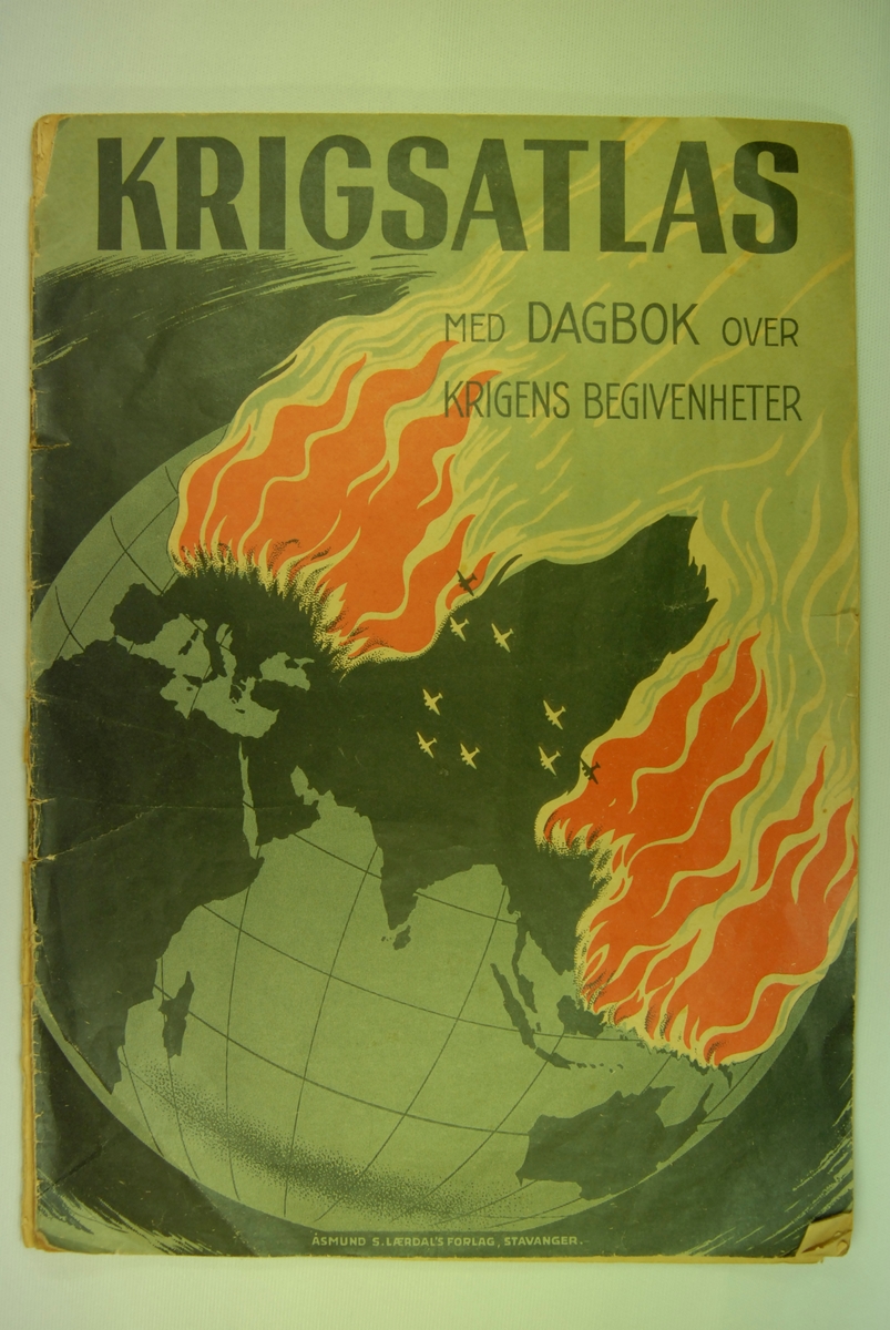 Eit tidsskrift med kartillustrasjonar. Framsida syner eld frå kontinent på ein globus.