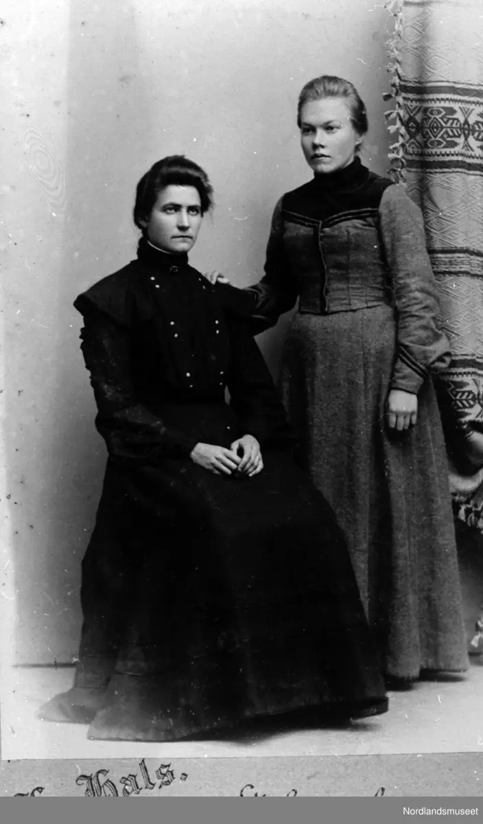 Fra v: ukjent og Johanna Karlsen. Johanna Helmine f. Karlsen på Klubbstein i G. 25.april 1880, død 1969. Datter av Elisabeth Olsen Saura og Kristen Karlsen Klubbstein. Bildet ble tatt da hun gikk på amtskole på Storkmarknes.