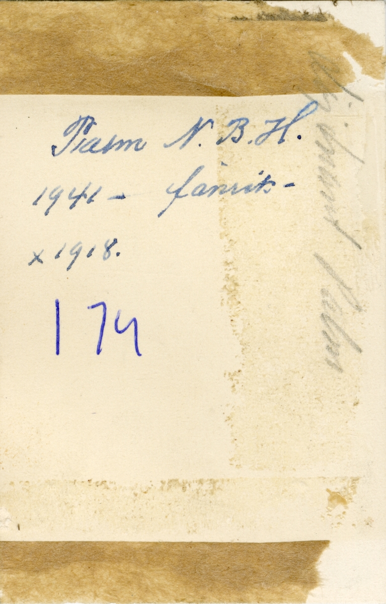 Porträtt av Nils Bertil Harry Palm, fänrik vid Hälsinge regemente I 14.
Se även bild AMA.0008289.
