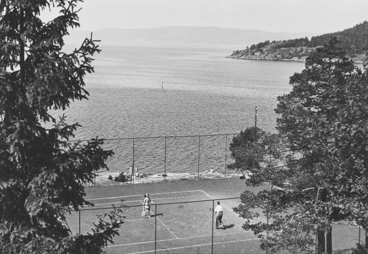 Liv og Leif-Erik Bech spiller tennis i Son i juli 1940.