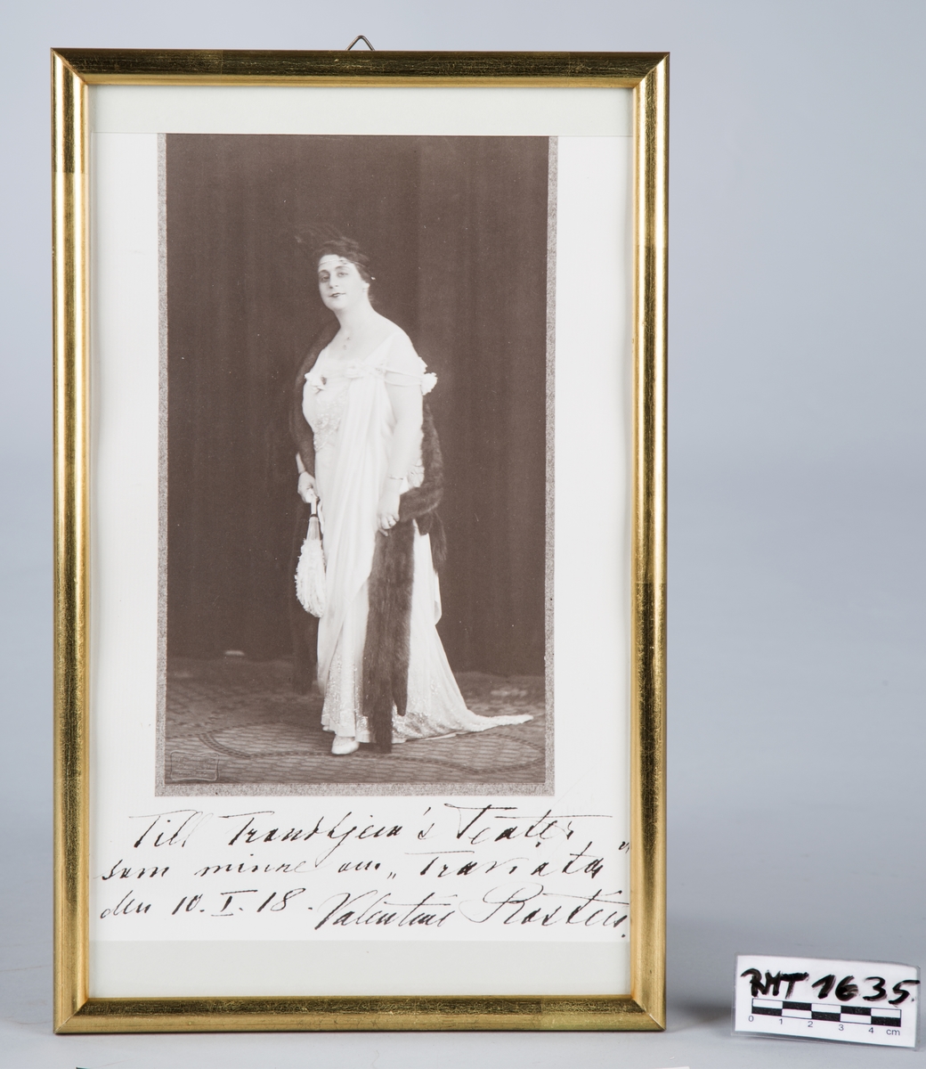 Stående helportrett av Valentine Rostin oppkledd i hvit kjole med vifte, sort sjal.