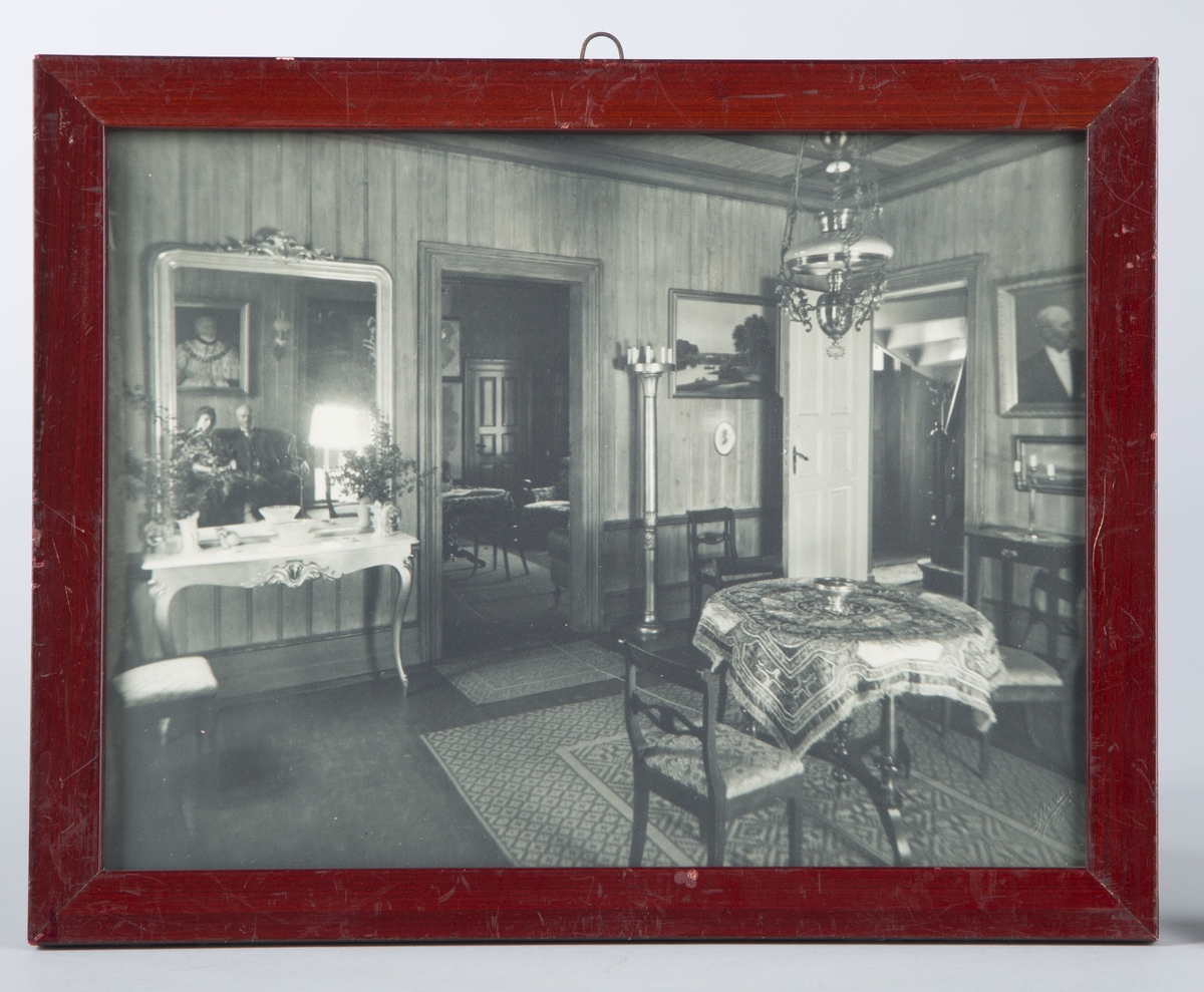 Fotografi av entreen (rom 103) i Hovedbygningen på Ringve gård.