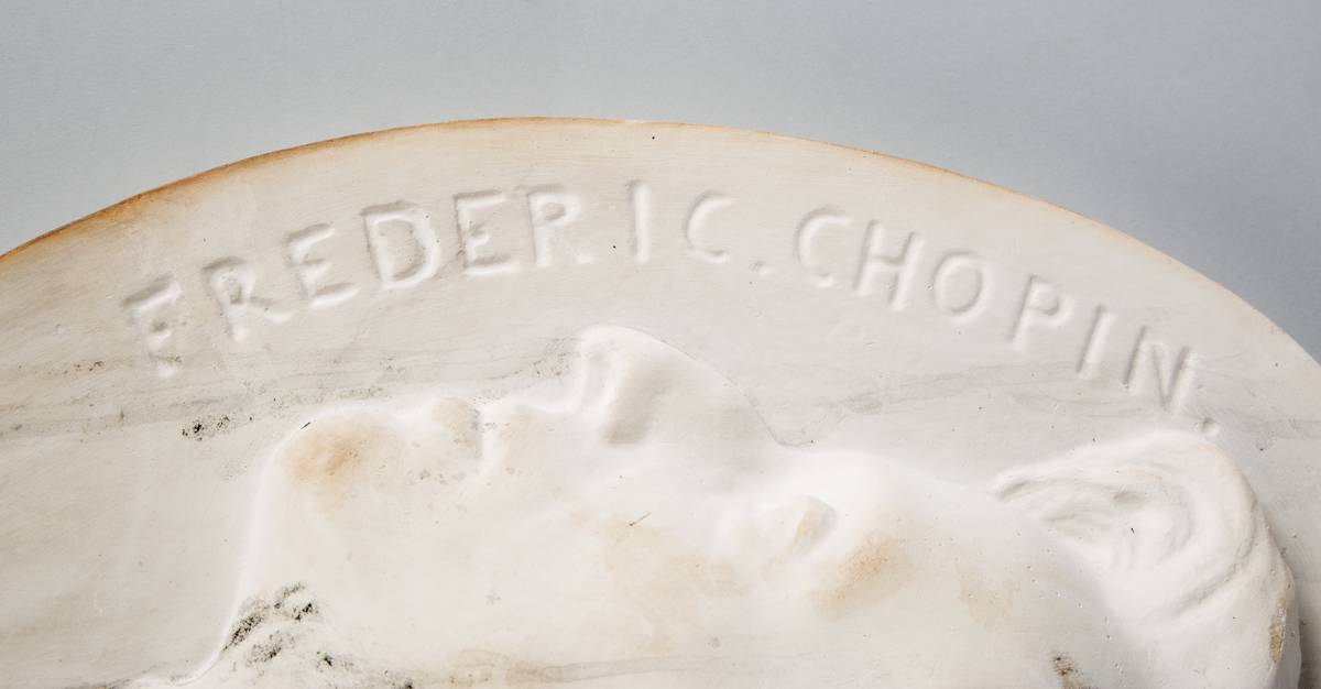 Oval plate. Relieff av F. Chopins hode i profil (venstre). Hvit gipsavstøpning.